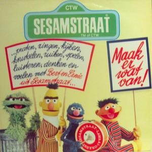 Ernie speelt trompet