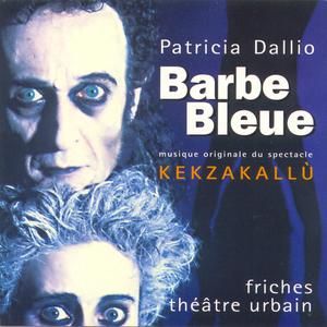 Cortège et parapluies noirs