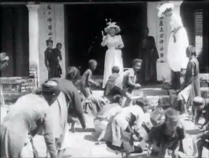 Enfants annamites ramassant des sapèques devant la Pagode des Dames