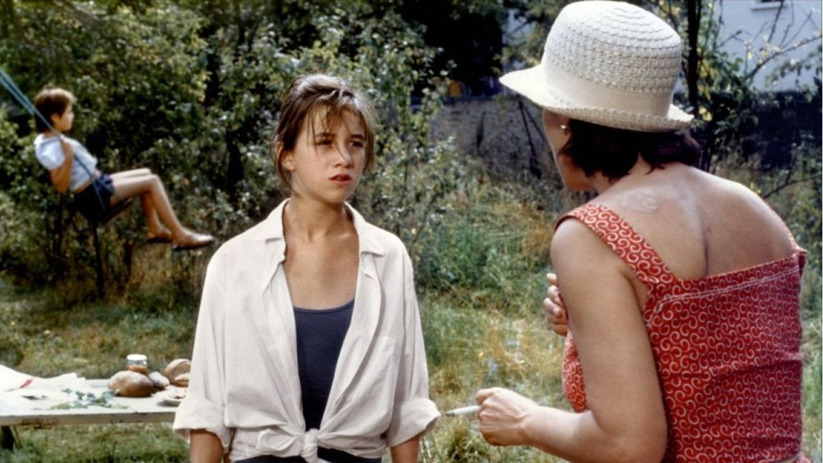 Film Avec Charlotte Gainsbourg Et Emmanuelle Beart L'Effrontée - Film (1985) - SensCritique