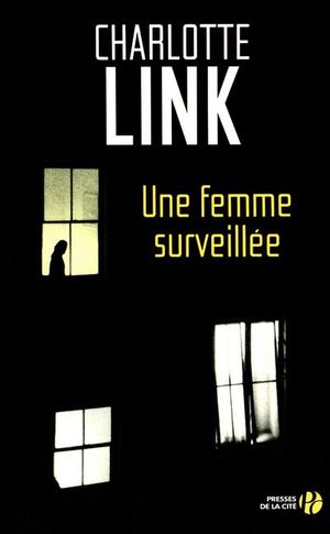 Une femme surveillée