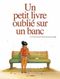 Un petit livre oublié sur un banc