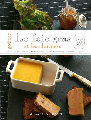 Goûter le foie gras et les chutneys