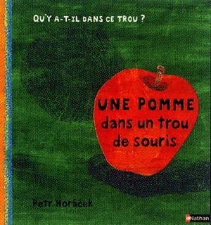 Une pomme dans un trou de souris