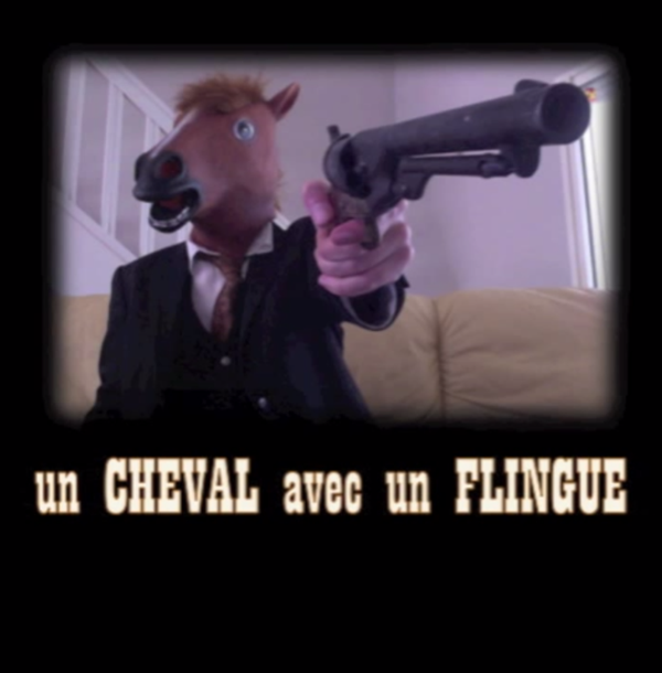 Un cheval avec un flingue