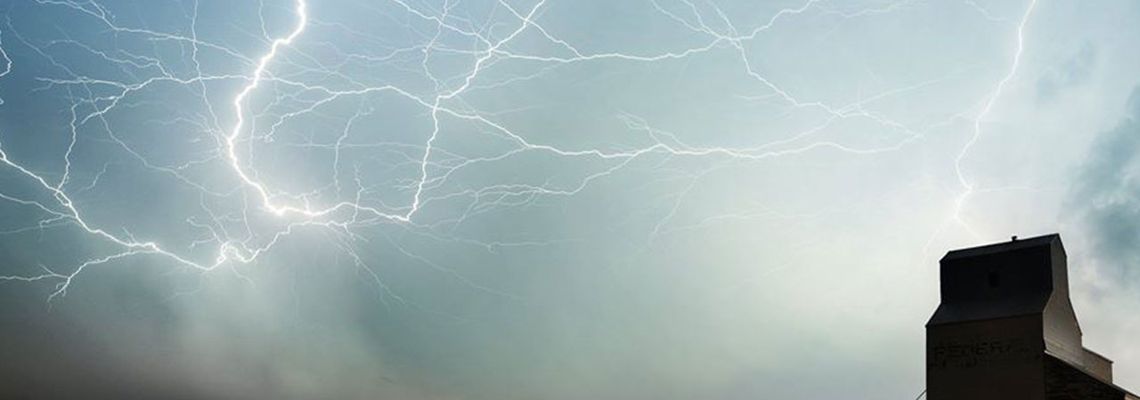 Cover Tornado Hunters