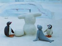 Pingu construit un bonhomme de neige