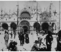 image-https://media.senscritique.com/media/000017129039/0/venise_pigeons_sur_la_place_st_marc.jpg