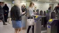 Portillon d'accès au métro, réfrigérateur et guitare électrique