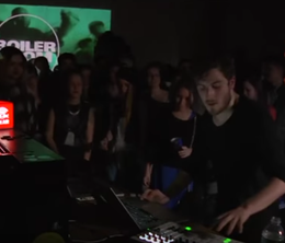 image-https://media.senscritique.com/media/000017370254/0/nicolas_jaar_boiler_room_nyc_dj_set_at_clown_sunset_takeover.png