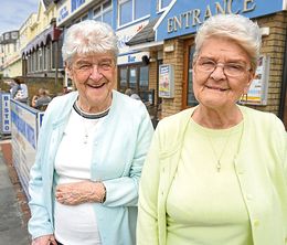 image-https://media.senscritique.com/media/000017424436/0/bargain_loving_brits_in_blackpool.jpg