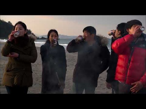 Seule sur la plage la nuit