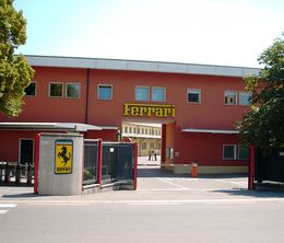 image-https://media.senscritique.com/media/000017563369/0/la_scuderia_ferrari_les_coulisses_dun_defi.jpg