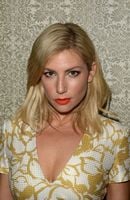 Photo Ari Graynor