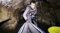 En kayak dans les souterrains d'un palais militaire
