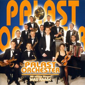 Palast Orchester mit seinem Sänger Max Raabe