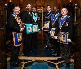 image-https://media.senscritique.com/media/000018062728/0/inside_the_freemasons.jpg