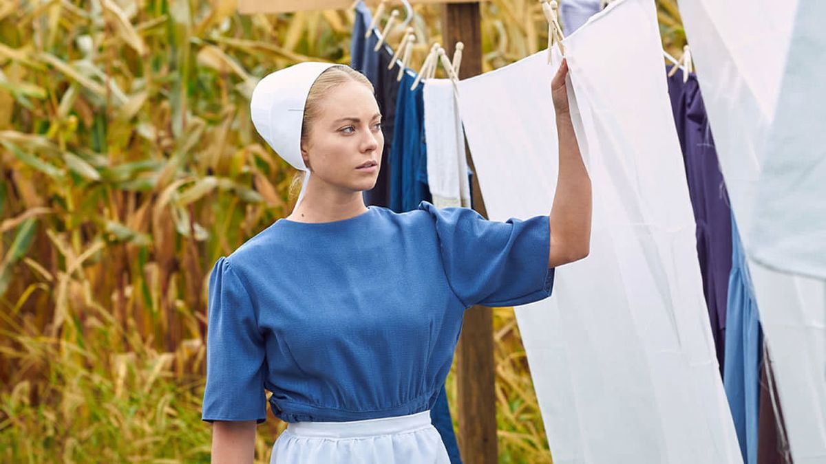 Synopsis : Emma, une jeune Amish mal à l'aise dans sa communauté, lit ...