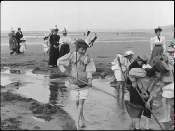 Enfants pêchant des crevettes