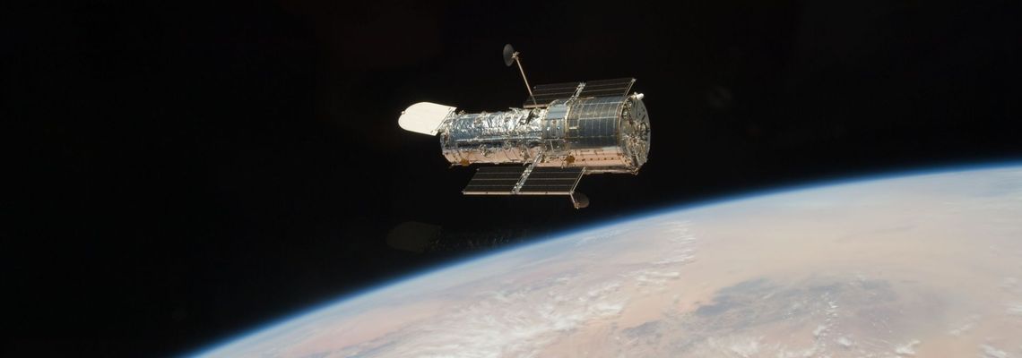 Cover Hubble: A Look into the Universe