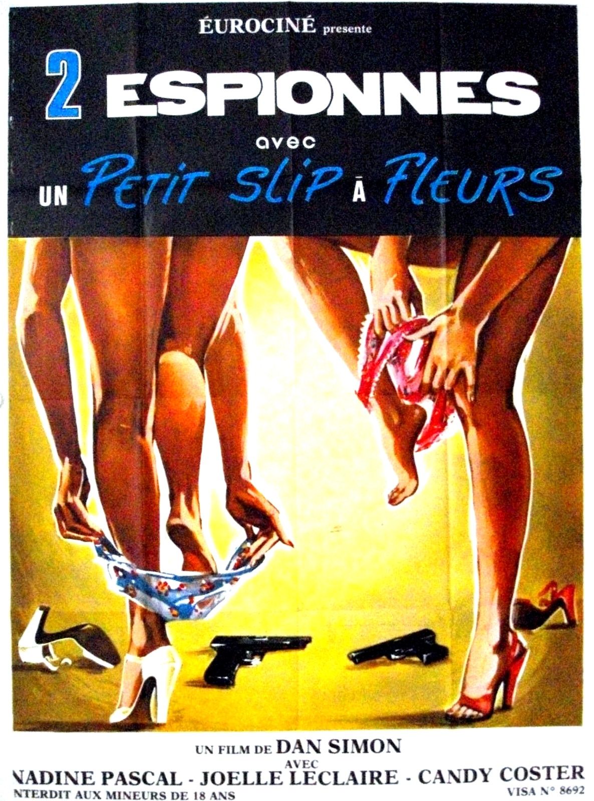 Deux Espionnes Avec Un Petit Slip à Fleurs