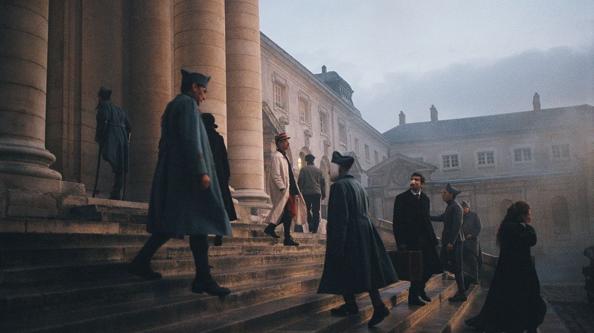 Sinopsis La Chambre Des Officiers Personnage Principal