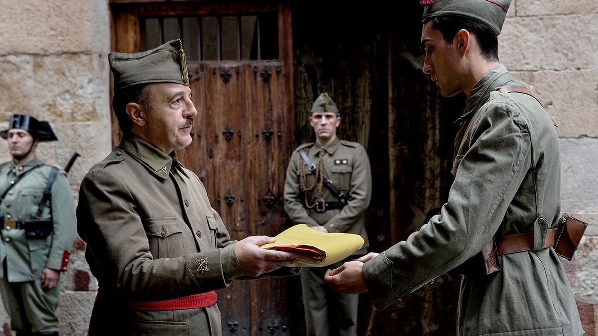 Le Général Franco (à gauche) interprété par Santi Prego et un soldat (à droite)
© Teresa Isasi 