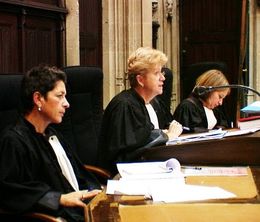 image-https://media.senscritique.com/media/000019494883/0/aux_marches_du_palais.jpg