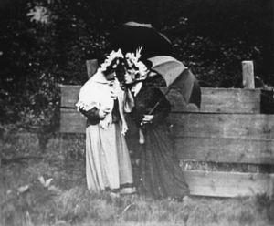 Robes de dames clouées à une palissade