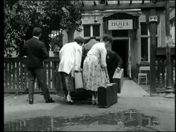 Deux hommes et une armoire