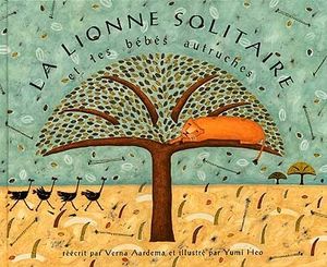 La lionne solitaire et les quatre bébés autruches