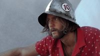 Un bébé avec des ailes, un garçon triste avec des ailes et un grand casque