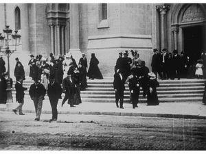 Nîmes, sortie de l'église