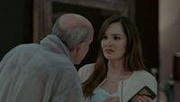 Catalina tiene un difícil encuentro con su suegro