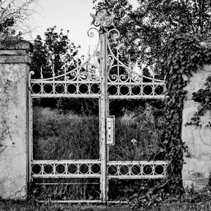 Gate
