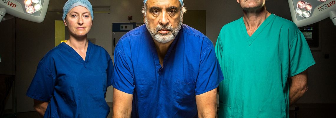 Cover Surgeons: At the Edge of Life