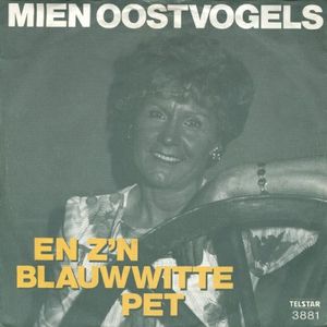 En z’n blauwwitte pet