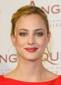 Nora Arnezeder