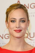 Nora Arnezeder