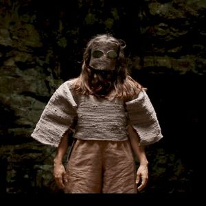 Sempervirente ou Koré fuyant l’orage. (OST)