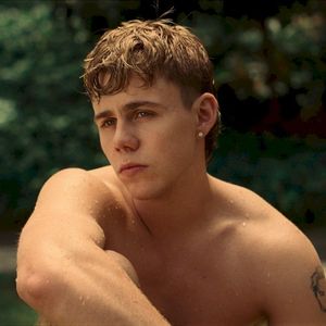 SHE DON'T NEED TO KNOW (Single)
