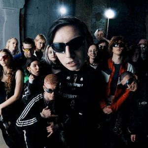 во дворе (Single)