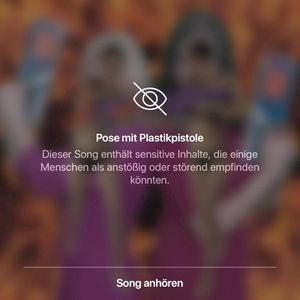 Pose mit Plastikpistole (Single)