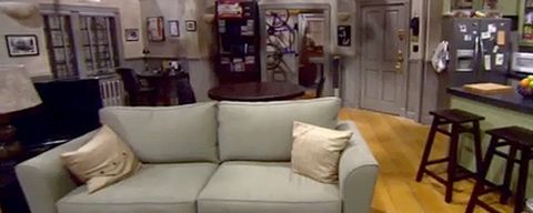Pourquoi il y a toujours un canapé dans les sitcoms?