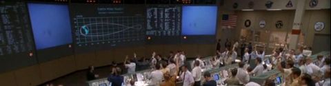 Dans ce film, des gens sautent de joie et se congratulent dans une salle remplie d'ordinateurs.