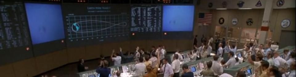 Cover Dans ce film, des gens sautent de joie et se congratulent dans une salle remplie d'ordinateurs.