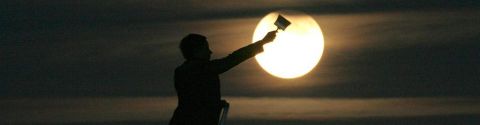 Quand le réalisateur pointe la Lune du doigt, que voit le spectateur ?