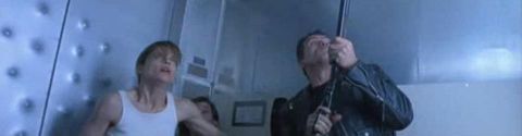 Cette bonne scène où un personnage décide de vider son chargeur comme un bourrin sur le plafond  en espérant toucher son ennemi