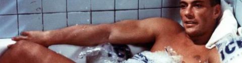Le héros en surchauffe se plonge dans une baignoire de glaçons