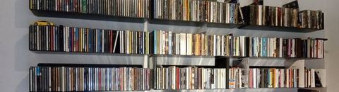 Une étagère de CDs